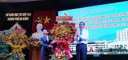 Ông Lê Trung Chinh, Phó Bí thư Thành ủy, Chủ tịch UBND TP Đà Nẵng tặng hoa chúc mừng lễ khai giảng đến tập thể thầy và trò Trường THPT chuyên Lê Quý Đôn